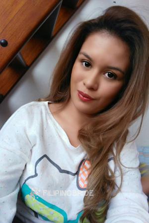 171719 - Laura Age: 30 - Colombia